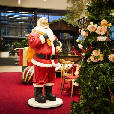 Gazon Expo rouge classé feu, surface douce et esthétique pour stand ou vitrine de Noël