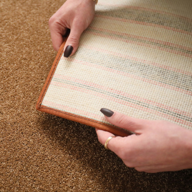 Envers du tapis de salon ou chambre Chromaluxe Noisette - Texture dense et moelleuse