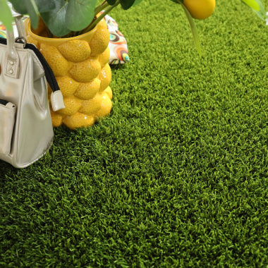 Gazon Séville - 50mm avec objets déco, idéal pour extérieur personnalisé