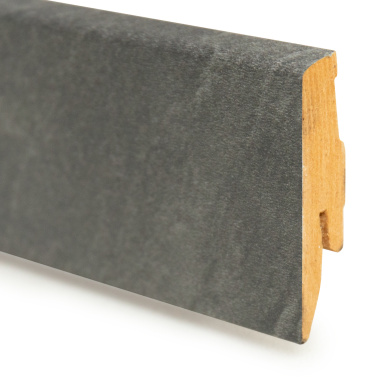 Plinthe grise à décor pierre pour stratifié Pierre Gris Titane, montrant le profil mouluré