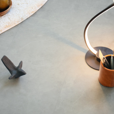 Dalle vinyle rigide Ultime - Pose clipsable - Béton gris clair - vue de près