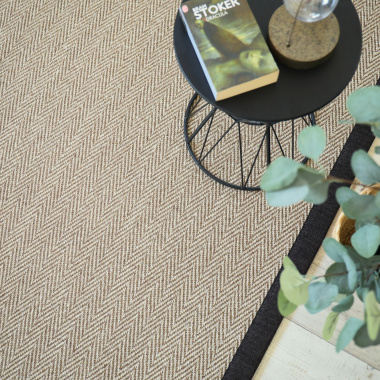 Tapis sisal Maya chevron beige finition brun chiné - vue de haut