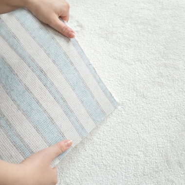 Moquette Pulse blanc crème ultra douce, détail technique du revers de la moquette