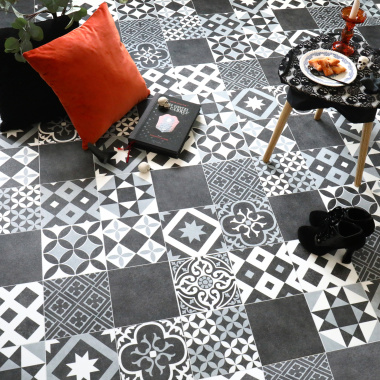 Ambiance détente avec le tapis sur mesure vinyle effet carreaux de ciment noir et blanc Link Plus