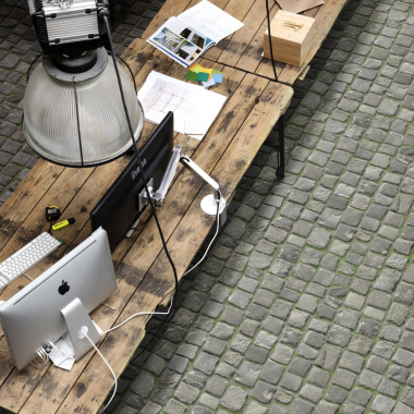 Sol en tapis sur mesure vinyle textile en relief 3D imprimé pavés anciens sous un bureau design