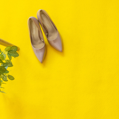 Moquette Stand Event - Jaune avec chaussures à talons et décoration végétale dans une ambiance événementielle
