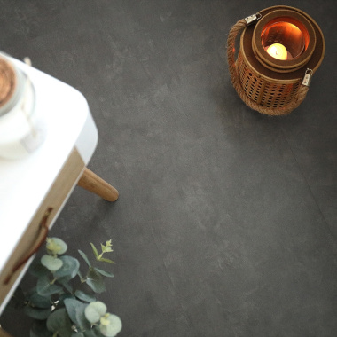 Vue décorative sur le sol effet béton anthracite Mix and Match avec lanterne en osier