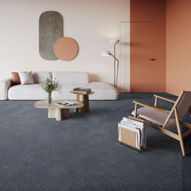 Tapis sur mesure en polyester recyclé Re-life Gris de payne dans un intérieur aux tons terracotta