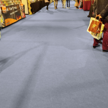 Moquette grise Stand Expo filmé pas chère pour exposition, salon ou foire commerciale