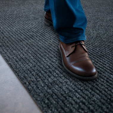 Tapis d’entrée côtelé anthracite dans une entrée moderne, sol protégé et propre