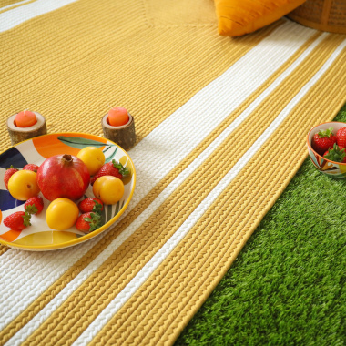 Tapis imitation fibres naturelles intérieur et extérieur Provence jaune safran - sur gazon