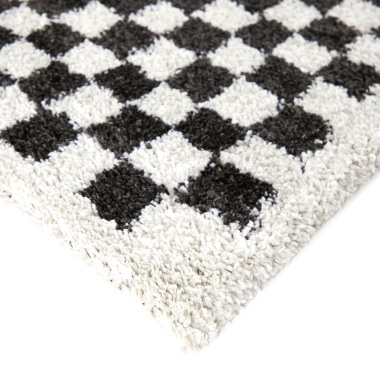 Bord et matière douce du tapis Colorama à damier noir et blanc