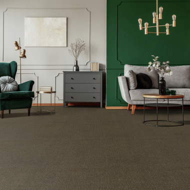 Moquette Bahia marron en sisal dans un salon design, matières organiques et chaleureuses