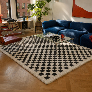 Tapis damier à poils longs Colorama - Noir et blanc dans un salon au style rétro et contemporain
