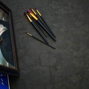 Sol vinyle noir District NY, aspect béton vieilli et ambiance atelier d’artiste