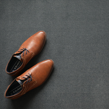 Moquette haute résistance Sylon gris foncé avec chaussures en cuir et accessoires déco