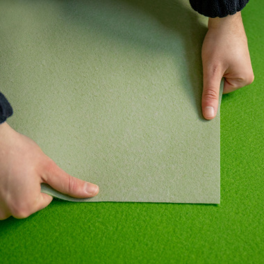 Moquette filmée Stand Event Vert perroquet, vue technique du revers du revêtement événementiel