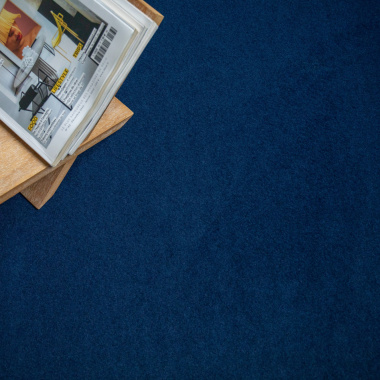 Moquette Orotex Revexpo Bleu amiral aiguilletée velours ras épaisse pour stand professionnel