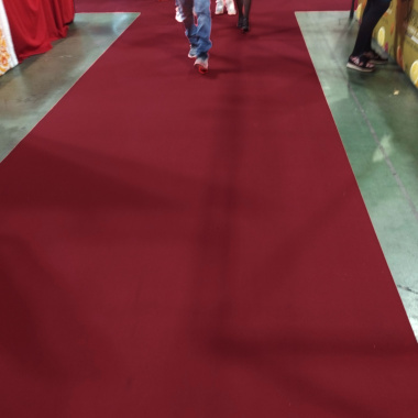 Moquette Stand Expo filmé bordeaux, pour créer une allée décorative accueillante et chic