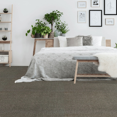 Sol en sisal Bahia grège dans une chambre cocooning, alliance de confort naturel et déco contemporaine