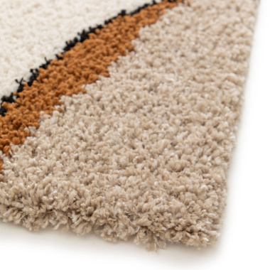 Tapis style berbère Courbes du Désert beige et marron vu en détail, idéal pour chambre ou salon