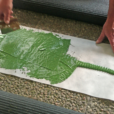 Application de la colle pour gazon synthétique sur la bande de jonction