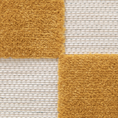 Zoom matière tapis Marius, damier jaune moutarde et texture tissée
