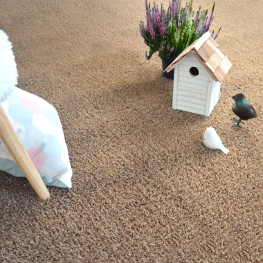 Gazon artificiel beige Arty 20mm en ambiance cocooning et festive