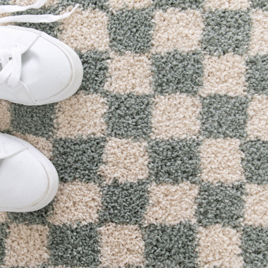 Gros plan sur le tapis damier à poils longs Colorama vert d’eau, idéal pour une entrée