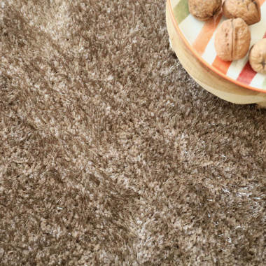 Moquette shaggy marron Éclat FusionBac en velours dense et confortable avec accessoires décoratifs