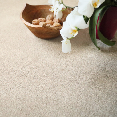 Tapis sur mesure Re-cycle beige texture moelleuse avec accessoires déco