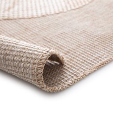 Tapis d’extérieur aspect naturel Palme sauvage beige roulé partiellement, revers tissé résistant à l’humidité
