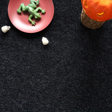 Revêtement Event noir 8 mm, gazon recyclé GRS pour décoration Halloween ou stand