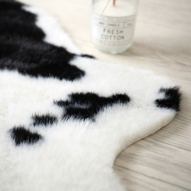 Tapis peau de bête - Imitation vache Holstein - Noir et blanc - vue de près