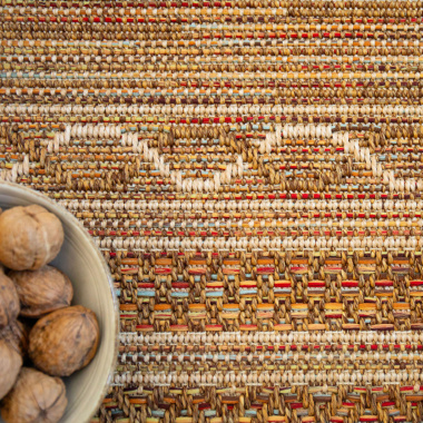 Gros plan sur le tapis Aztlan en fibres naturelles tissées à plat – ambiance déco