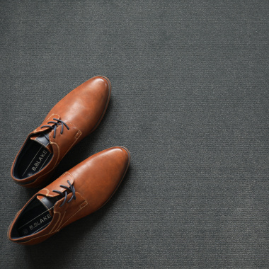 Chaussures et accessoires posés sur la surface velours du tapis sur mesure Sylon Gris foncé