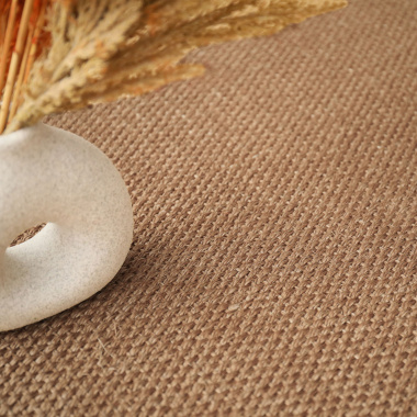 Zoom sur les boucles naturelles du sisal Tulum cuivre dans une décoration chaleureuse