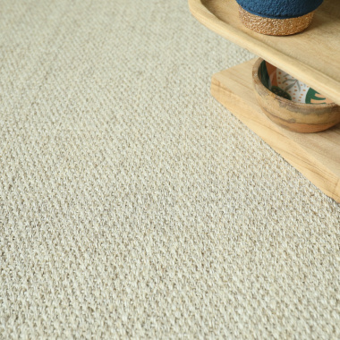Moquette sisal Tulum blanchi en perspective avec support en bois clair sur sol naturel