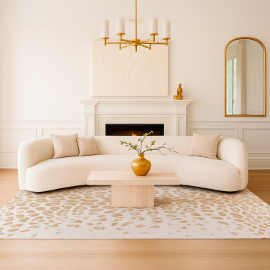 Tapis crème et doré motif léopard sous canapé moderne, ambiance élégante et cosy