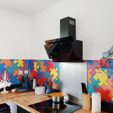 Revêtement vinyle à la coupe motif Puzzle multicolore en crédence de cuisine