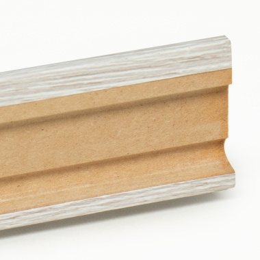 Face arrière de la plinthe Modèle E avec rainure profonde pour le passage discret des câbles