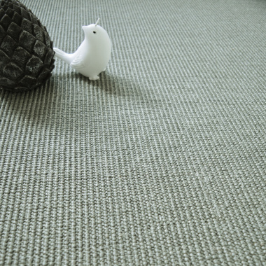 Tapis sisal Yucatan gris acier ganse coton noire - gros plan