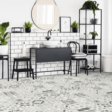 Sol vinyle noir type carreaux de ciment dans une salle de bain