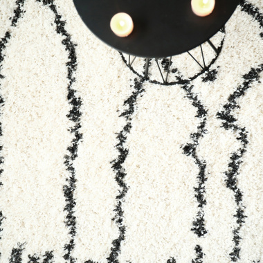 Tapis motif berbère à poils longs - Itahari - Noir et blanc cassé - Vue de haut