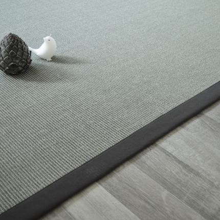 Tapis sisal Yucatan gris acier ganse coton anthracite - Vue de loin