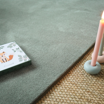 Tapis doux Hypnose vert sauge galon vert olive - chambre