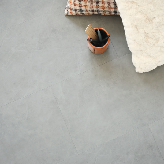 Dalle vinyle rigide Ultime - Pose clipsable - Béton gris clair - vue de haut