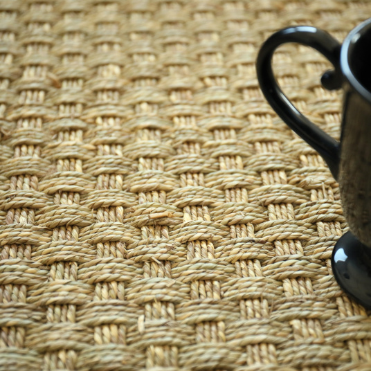 Tapis jonc de mer Paro fin natté 4x4 ganse marron - gros plan