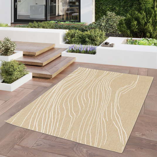 Tapis Riviera beige et crème, sur terrasse contemporaine entourée de verdure