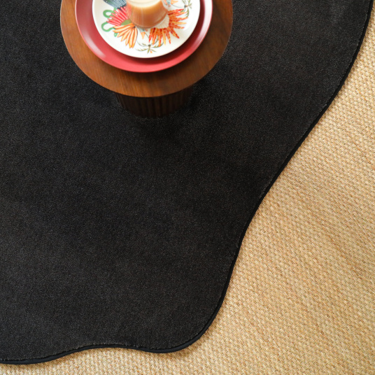 Tapis contemporain de forme organique Hypnose noir velours - vue du dessus